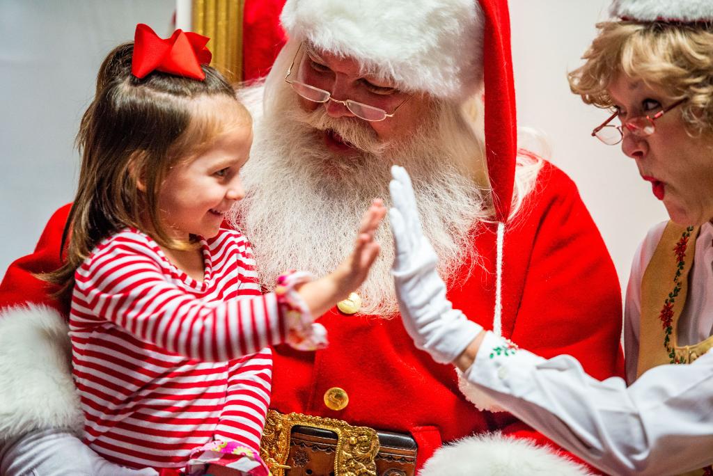 Delta's tweet photo. The best gift is giving back.

This year we’re partnering with children’s hospitals to bring kids from all over the world to a magical place – the North Pole. https://t.co/3fjdwyoti6