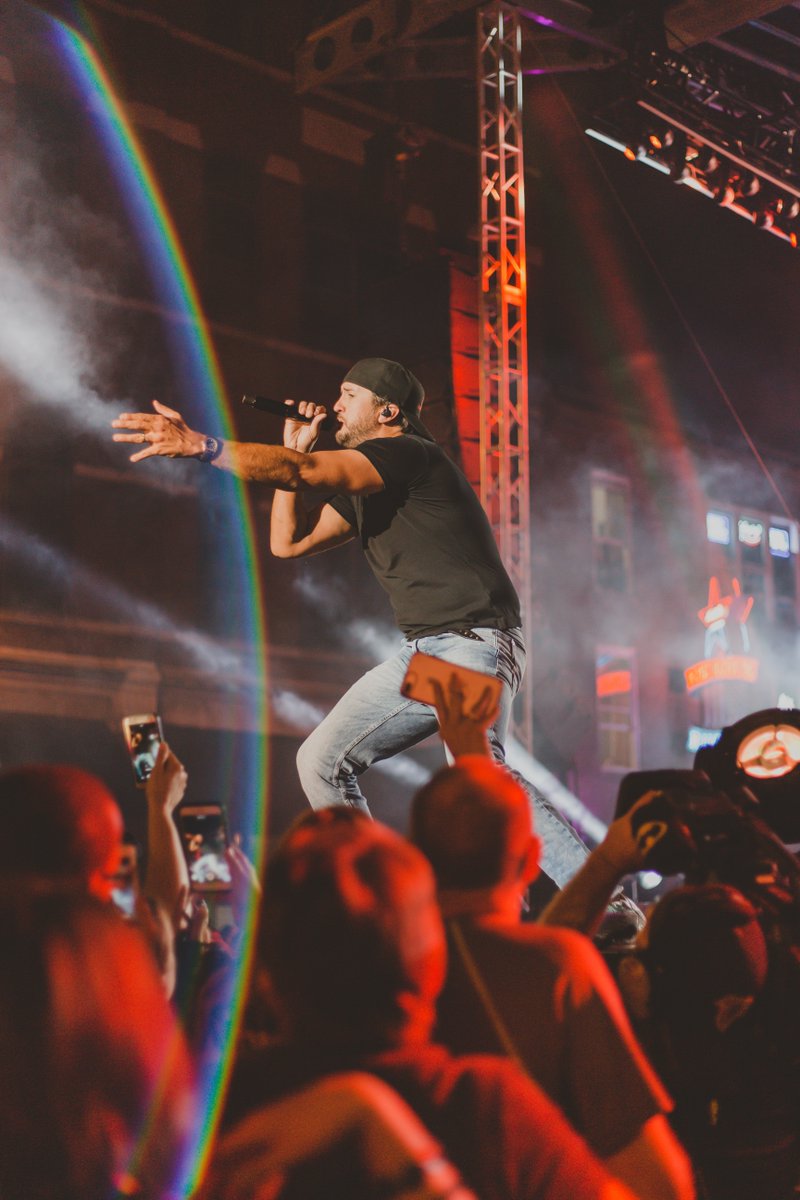 Lukes32Bridge's tweet image. #TBT to our Grand Opening when #LukeBryan took over Broadway and threw a free concert! A night for the books!