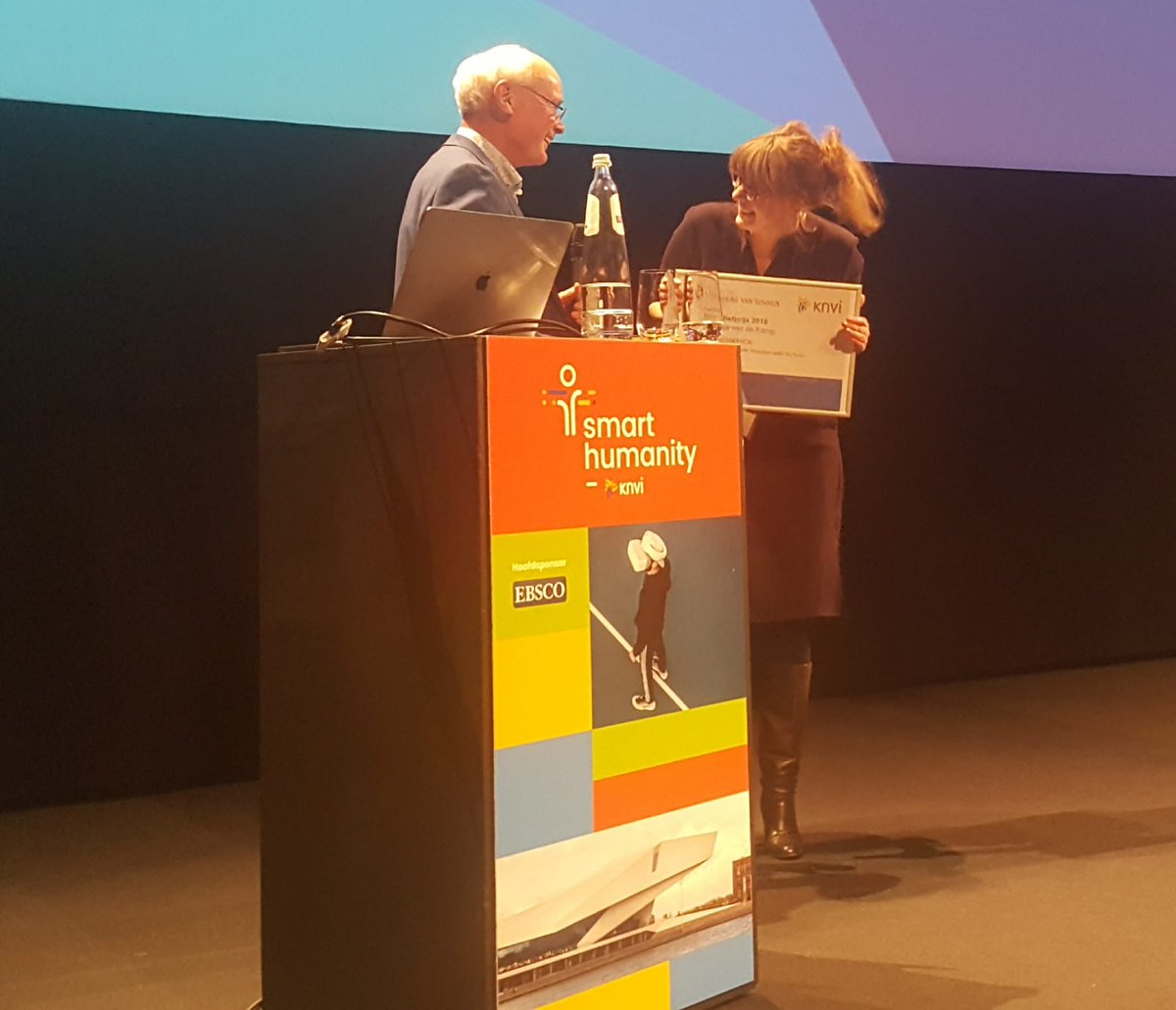 KNVI_NL's tweet photo. Maartje van de Kamp is de trotse winnares van de Victorine van Schaik Initiatiefprijs 2018 met haar boek ‘De archiefkok’ waarmee ze eeuwenoude recepten weer tot leven. https://t.co/Fh8OQVyywC