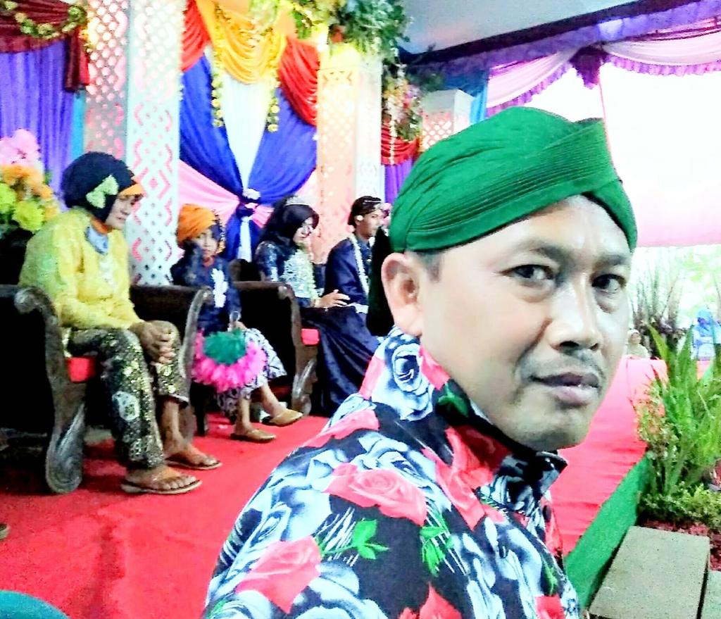 Ansor memang tdk kemana mana, namun ansor sudah ada dimana mana... termasuk jadi MC manten di Kaliurang Srumbung Magelang. juos lah.. 
@GPAnsor_Satu
@arifsholihan2 
@DarmawanNuryudi 
<a href="/AhmadMu54827040/">kang Hajir</a> 
@ANASMA75992147