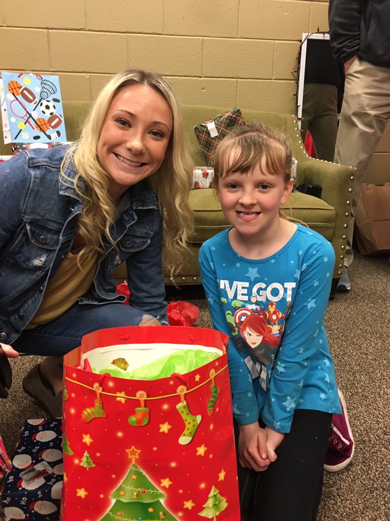 HCGirlsBball1's tweet photo. 2nd Annual Christmas w/ the Bears was a success! Lady Black Bears and Bears giving back to our Harlan Co Youth through our Cawood Ledford Boys and Girls Club! Proud! ❤️🐻🏀 https://t.co/tpLRpggyCb