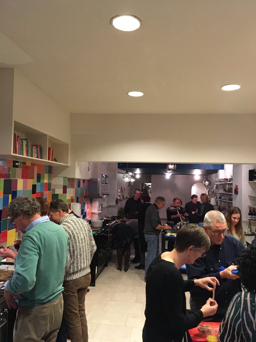 cindyvorselman's tweet image. Teamuitje Tapas maken bij #Kookstudio Zwolle. Team #NoordOost #ZorgvandeZaak in actie.