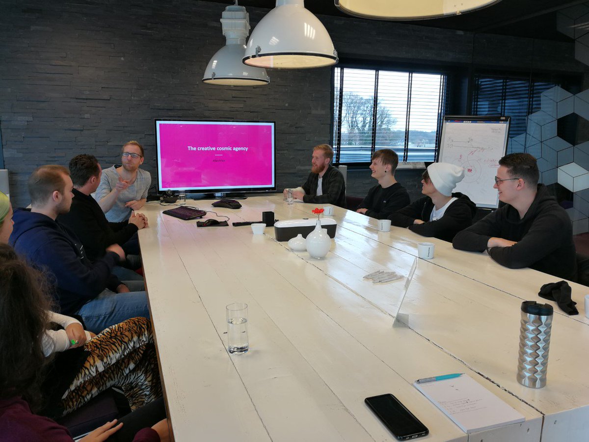 Gisteren kwamen studenten van de ROC van Twente opleiding Motion bij ons op bezoek. Mark, Roland, Danila en Jurre lieten aan hen zien waar het motionteam zich dagelijks mee bezighoudt.  #motion #ROC #studenten #alienstories #motiongraphics #3dmodeling