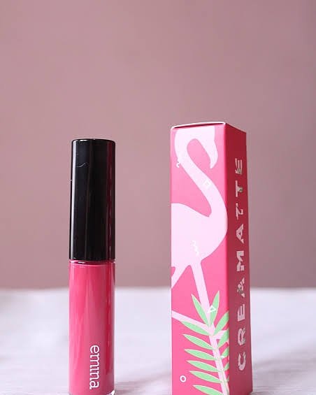 hollystoreid's tweet photo. Emina cream matte 
Buat pecinta lip cream matte dan penggemar produk local, wajib banget punya ini!! Lip cream matte finishing memiliki banyak varian warna" yang Cantik dengan kemasan mungil Dan isi 5,5 gram.  Lip cream ini juga mengandung vitamin E!! 

Harga: Rp. 50.000 https://t.co/yrssOTviOu