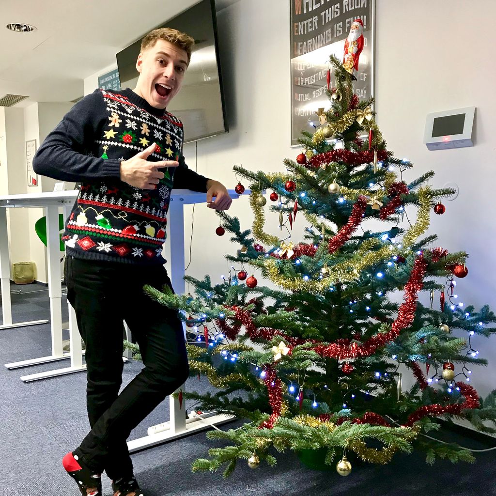 techloop_io's tweet image. Getting all Christmassy 🎅🤶 at #Techloop - our colleague&apos;s outfit puts even our tree to shame (seriously, there are reindeer on his socks, this guy isn&apos;t kidding around).⠀
⠀
And yes, we did use a chocolate Santa as a 🎄topper. Don&apos;t judge.⠀
⠀
#techlooplife #christmasspirit