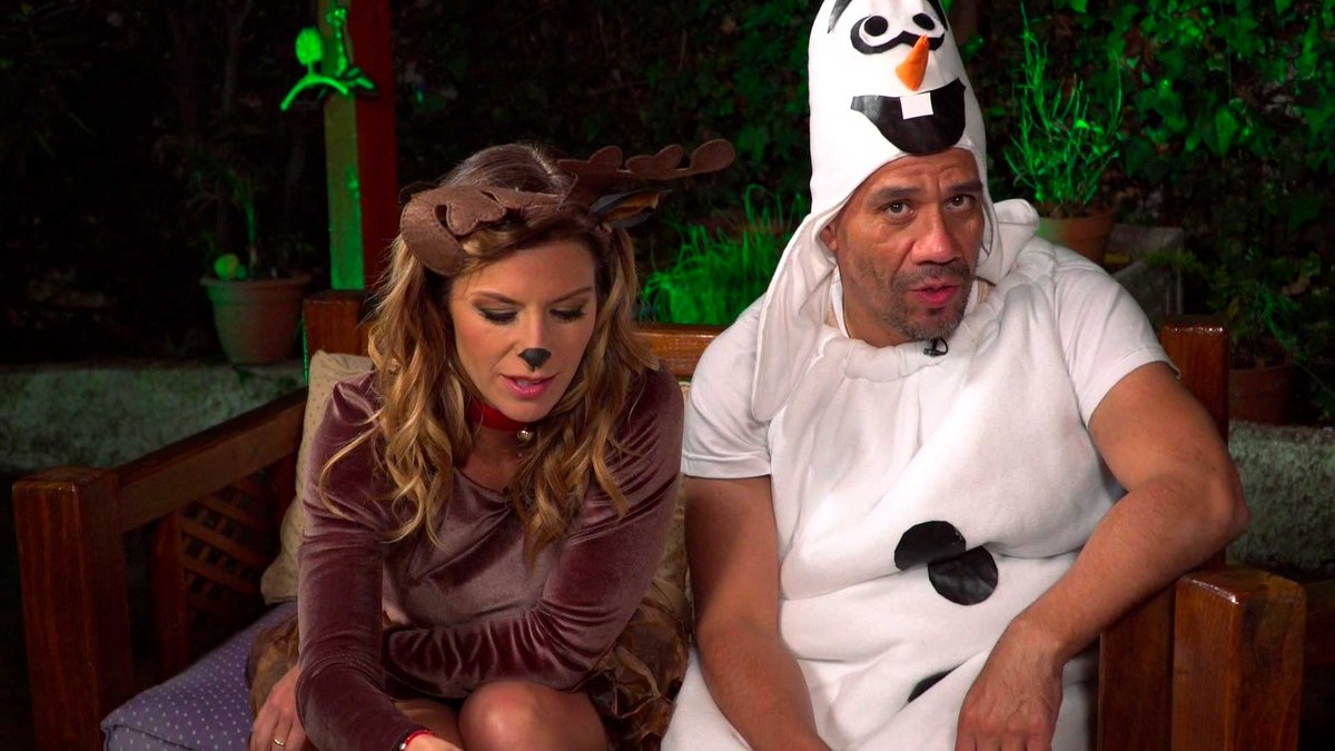 ¡IMPERDIBLE! este sábado nos adelantamos y llevamos hasta tu casa la magia de la Navidad con #LaDivinaComida y este entretenido grupo de famosos ¿Quién será el mejor anfitrión? 🍽😋🎉