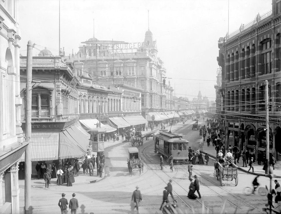 TurnbullMartin's tweet image. This is 1887 downtown Los Angeles at First and Spring so that electric streetcar amid the horse-drawn carriages would have been a brand-new sight for those Angelenos. These days this view is dominated by the iconic LA City Hall. #unrecognizable #LosAngelesHistory