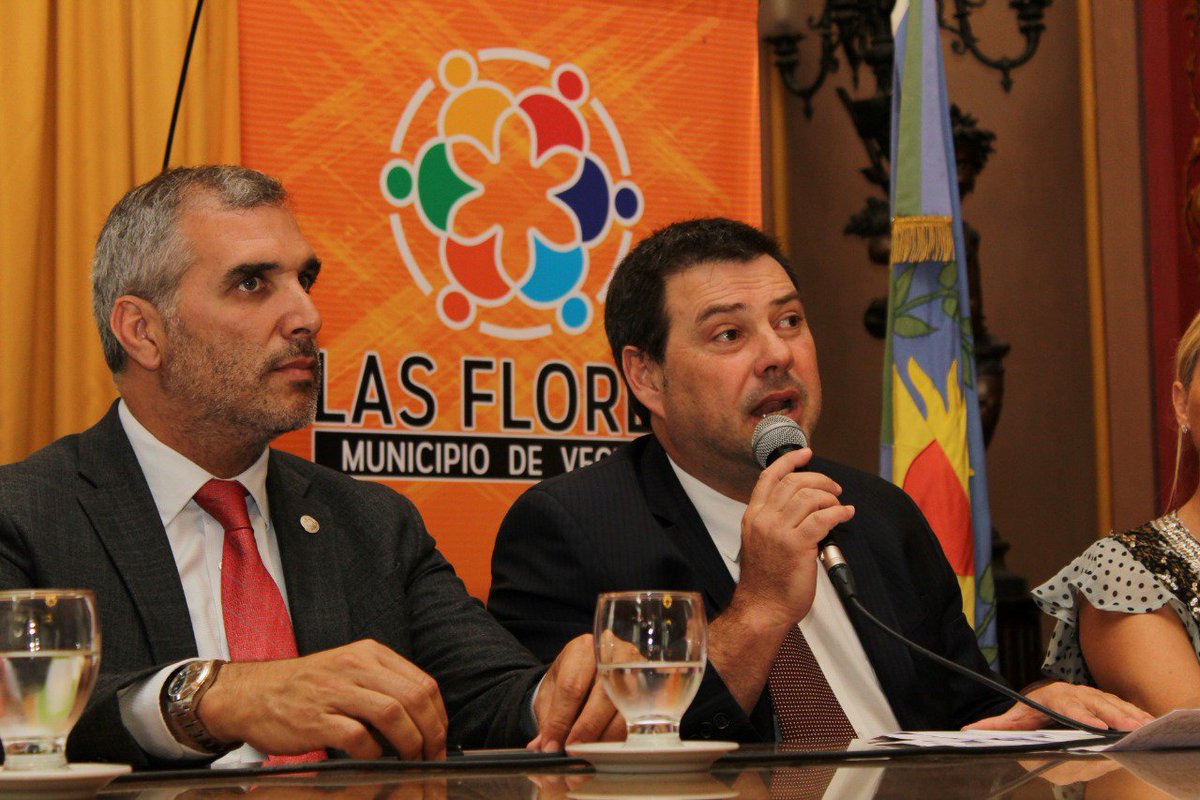 Ramon_Canosa's tweet photo. Alegría y satisfacción por seguir entregando escrituras a los vecinos de Las Flores https://t.co/1QmfC0NTfT