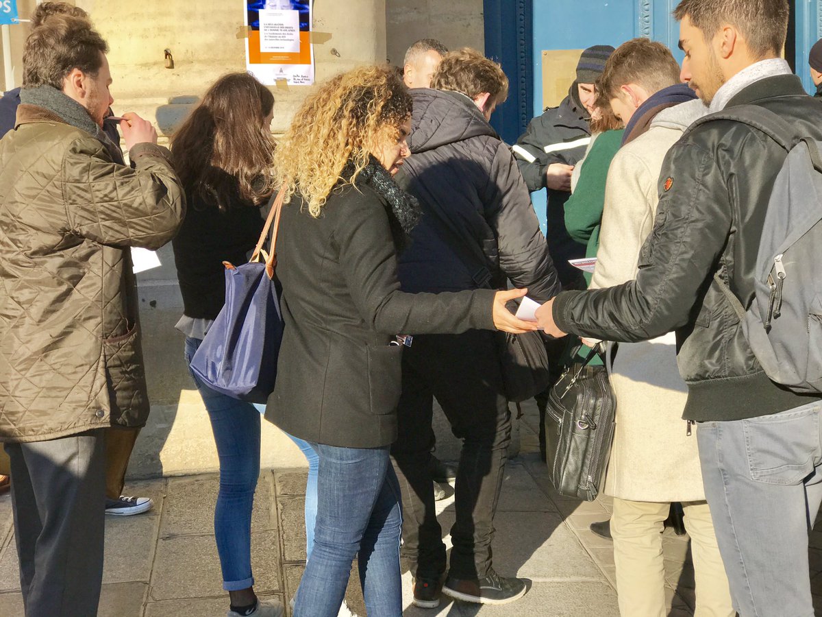 UnionEP's tweet photo. REPRENONS.LES.FACS.

Tractages devant Paris 1 et Paris 4 aujourd'hui. 

Jeunesse, Liberté, Identité 🇫🇷

Pour nous rejoindre :
https://t.co/J1NVzG5uu3 https://t.co/XnvLCfl0nl