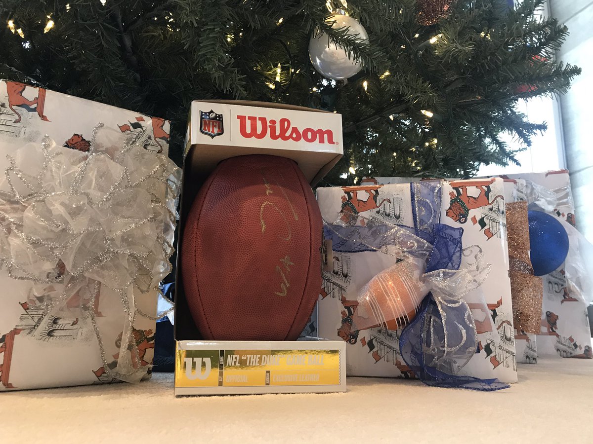 We have a <a href="/TarikCohen/">Tarik Cohen</a> autographed football up for grabs!  

Hit that RT button at lightning speed by 3pm CT for a chance to win! #ProBowlVote 
RULES: chgobrs.com/2RSH5XM