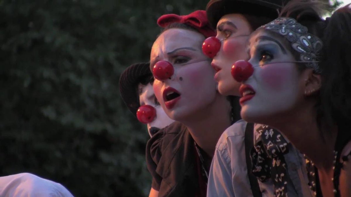 22 DIC ➡ La famosa obra de Shakespeare adquiere un tono cómico con <a href="/CleverPeopleCo/">The Clever People Company</a>  y su espectáculo 'La tragiClownmedia de Romeo y Julieta', que veremos en la #SalaConchaVelasco (entradas en taquilla y vayaentradas.com) ow.ly/v51G30mMrU7
#ScnaFamiliarVLL #LavaVLL