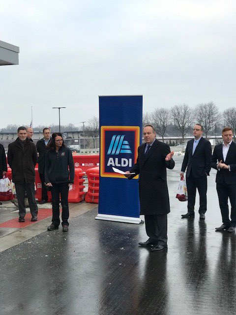 REDICO_CRE's tweet image. We’re excited to celebrate Aldi’s grand opening at The Village at Bloomfield! Dale Watchowski, our president and CEO, addressed the crowd during the ribbon cutting ceremony.