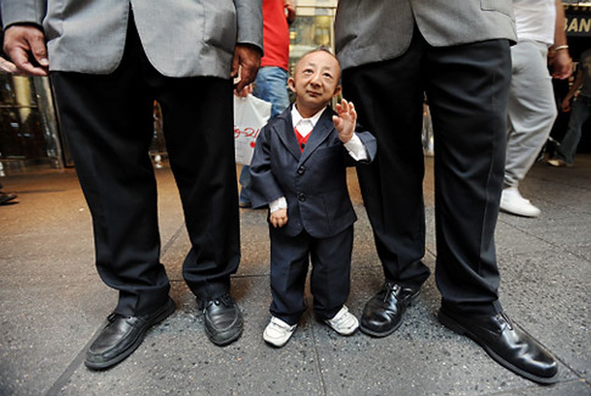 Is the shortest in the world. Хэ Пинпин. Хи Пингпинг рост. Хэ Пинпин люди-карлики. Самый маленький человек в мире.