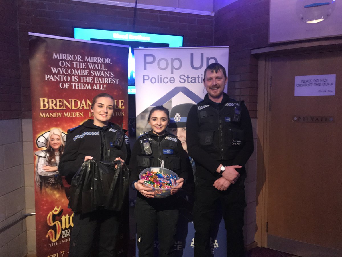 We're behind you! The 5 PCSO's are back handing out crime prevention goodie bags and sweeties #WycombeNHPT #wycombesouth #Wycombeswan #Wycombepanto  #C9078 #C7124 #C9026