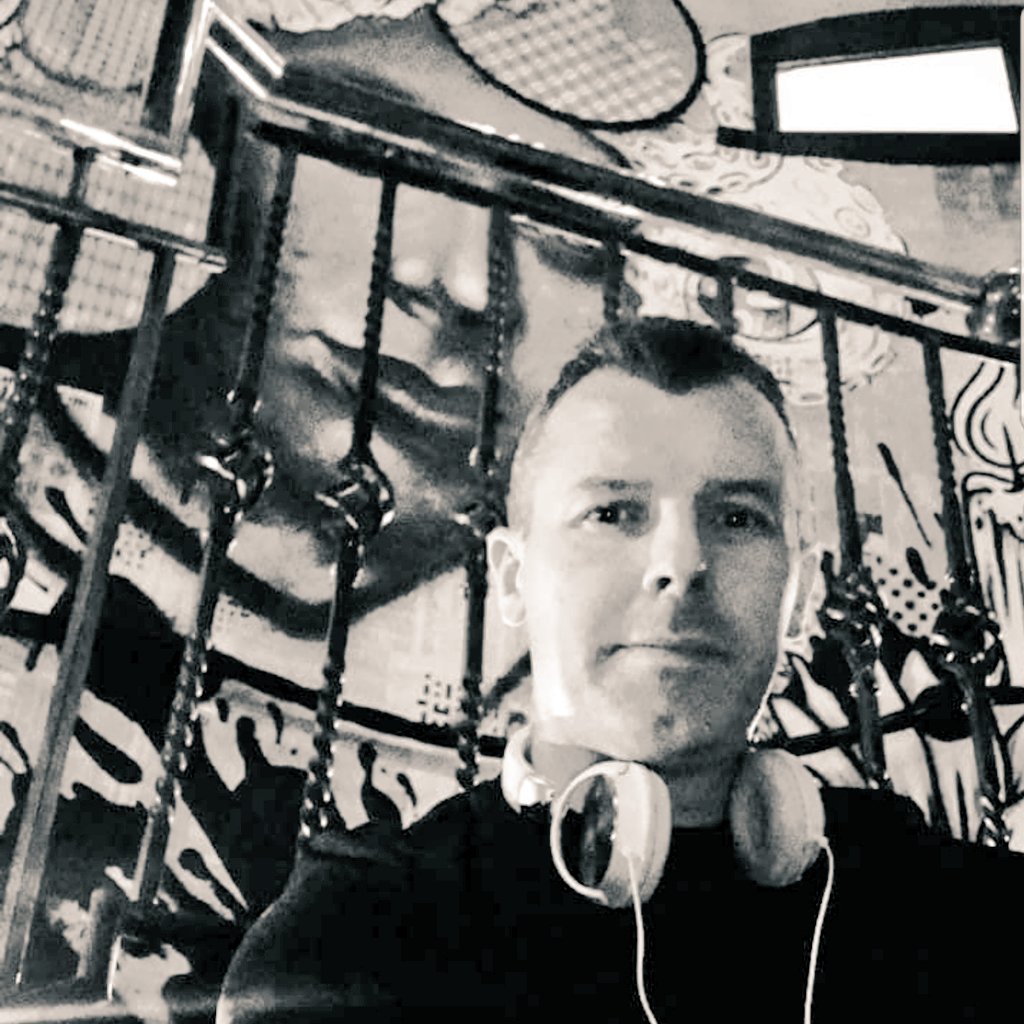 Dj Glenn Sheridan tonight from 9.30pm just possibly playing a few  #ChristmasTunes #LateBar 
 😊🎄🎅🤶😍