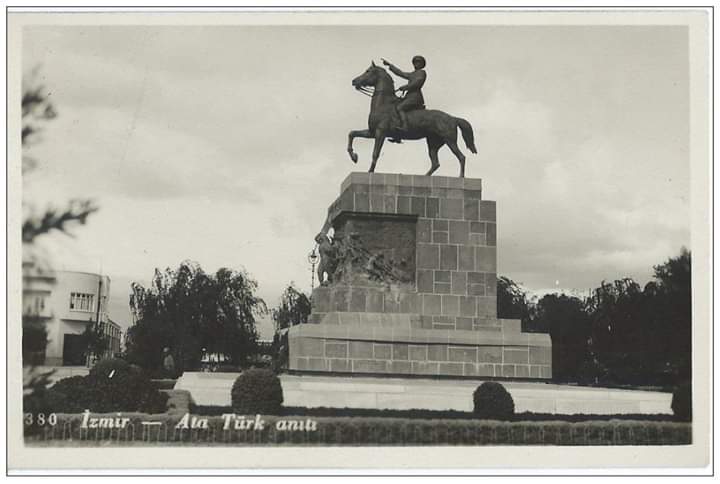 Bir zamanlar !
#İZMİR
#CumhuriyetMeydanı 
#AtatürkHeykeli
1950'li yıllar.