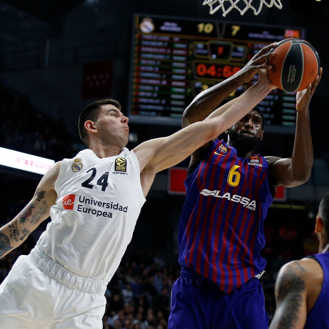 ⛹️♂️🏀⏱ Nos vamos a los últimos 10 minutos del partido con un +19 en el marcador. Buenos minutos de @gabriel_deck, que lleva 7 puntos, 6 rebotes y 11 de valoración.
#RMBaloncesto 69 - 50 @FCBbasket
#HalaMadrid #GameON