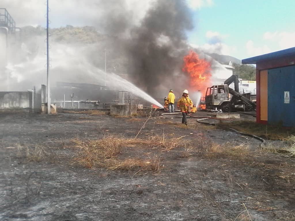 NestorLReverol's tweet photo. #13Dic | En horas de la tarde de este jueves se produjo un incendio en la Planta de Llenado #PdvsaGas en Guatire. El motivo del incendio fue una válvula de una tubería de 8 pulgadas que no permite el cierre del pase de combustible por rotura de un sello. https://t.co/Q5twRzzGuK