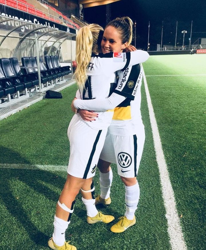 <a href="/EmelieSmirnoff/">Emelie Smirnoff</a> 
Emelie Jag såg din Insta Story att Sandra ska gå över till Växjö Jag kommer att sakna henne i AIK tröjan...
