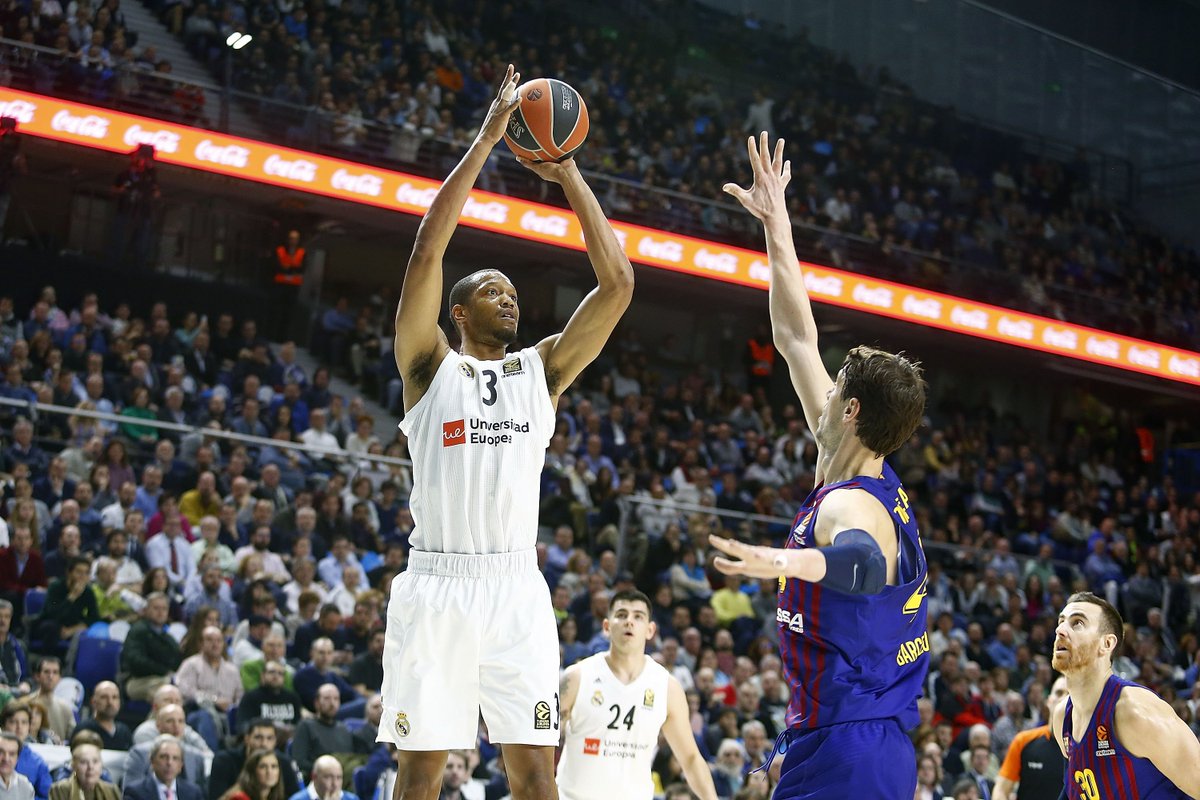 Tomic intenta taponar el tiro de Randolph (@FCBBasket).