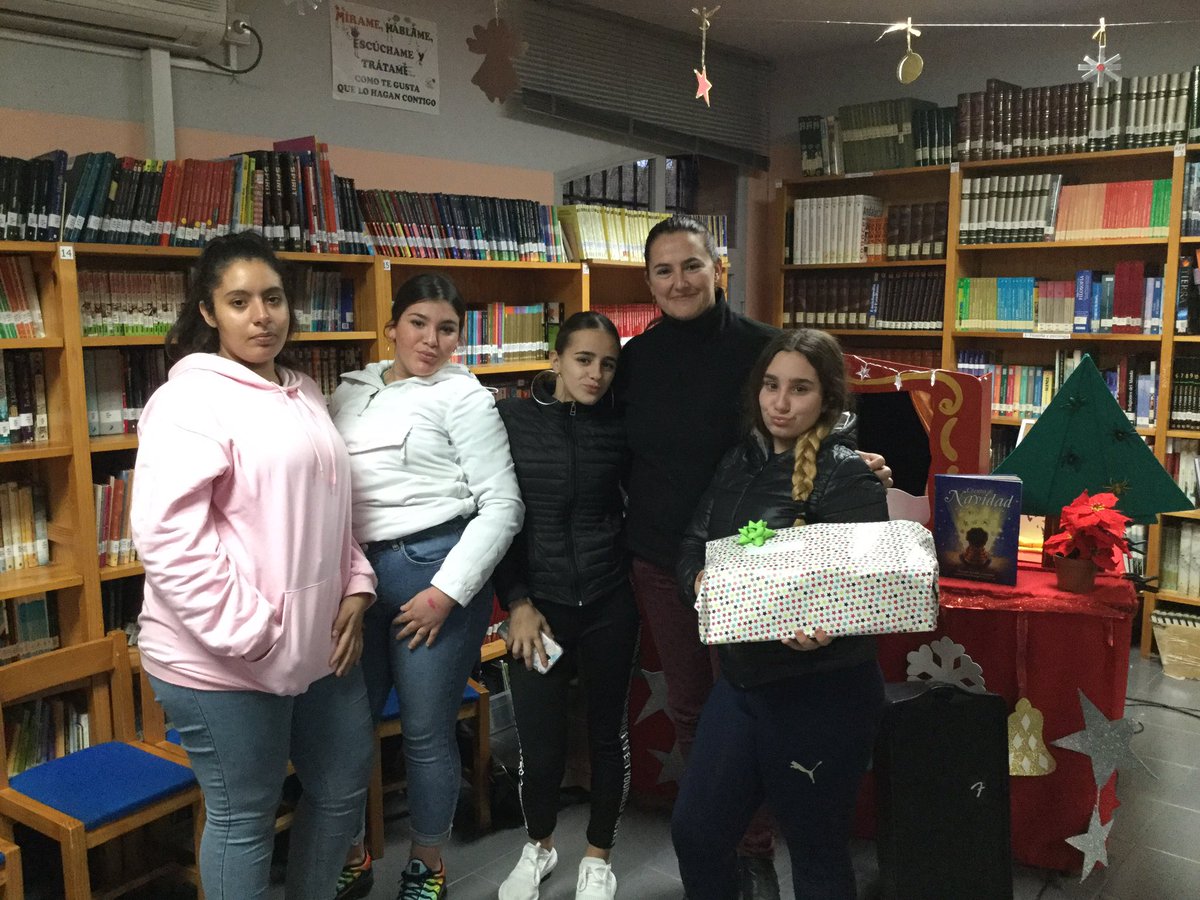 IESLaPazGranada's tweet photo. 13-12-2018 Esta tarde en #bibliotecazonaNorte @aytogr entrega de premios en el XXIX Concurso de Cuentos de Navidad y #premio para Yadira García de 2º ESO #fomentoescritura #BecreaLaPaz #cooperaciónbibliotecaria #IESLaPazGranada #L1bbeeGr @BECREAGR
Orgullosos del premio 😊 https://t.co/ubpUulvr1L