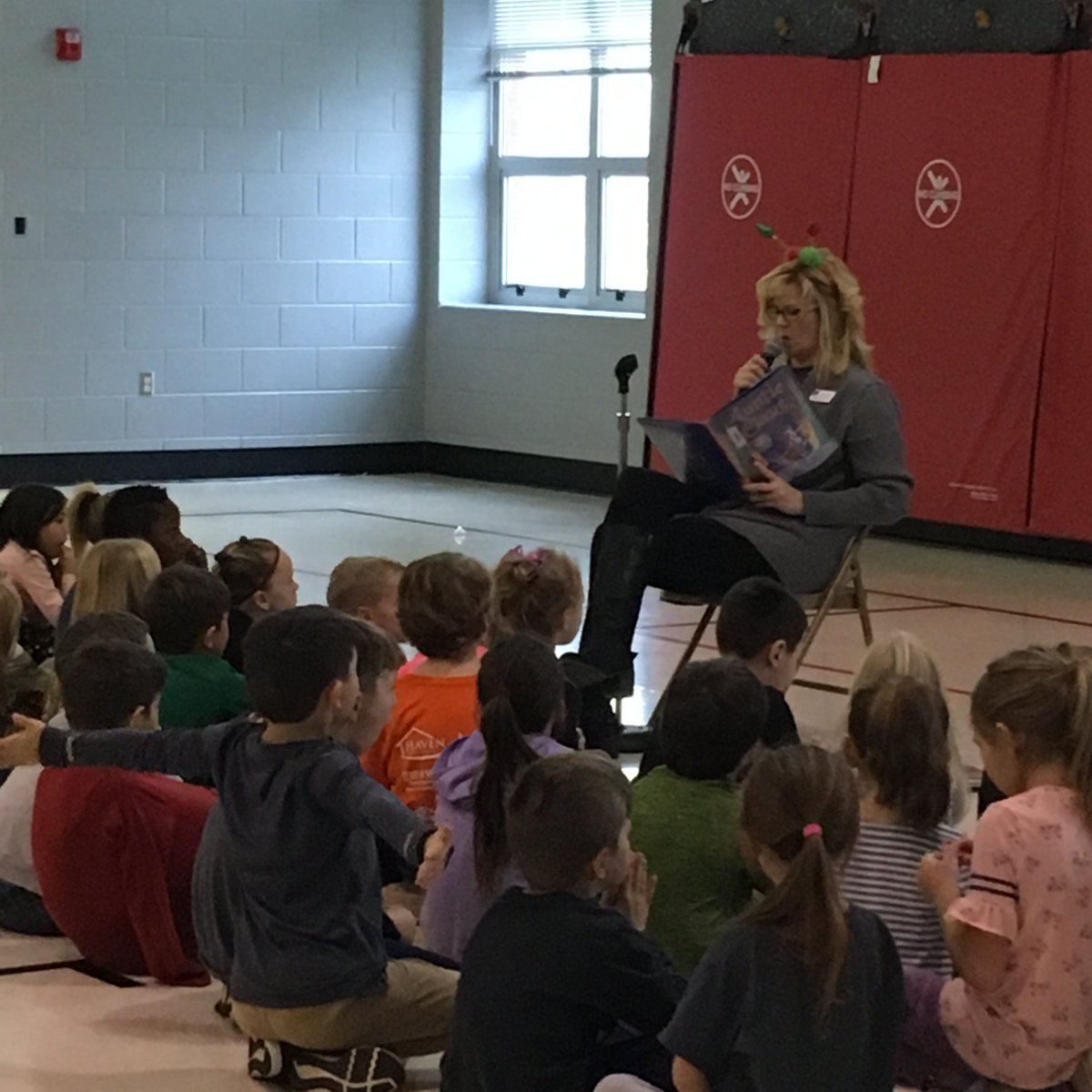 HarperCassi's tweet photo. Anyone who knows @mmiller7571 knows that the kids at Willard East are one of her big rocks. I love how she makes time to read with each class at such a busy time of year. #leadingbyexample https://t.co/d7cZAslpSn