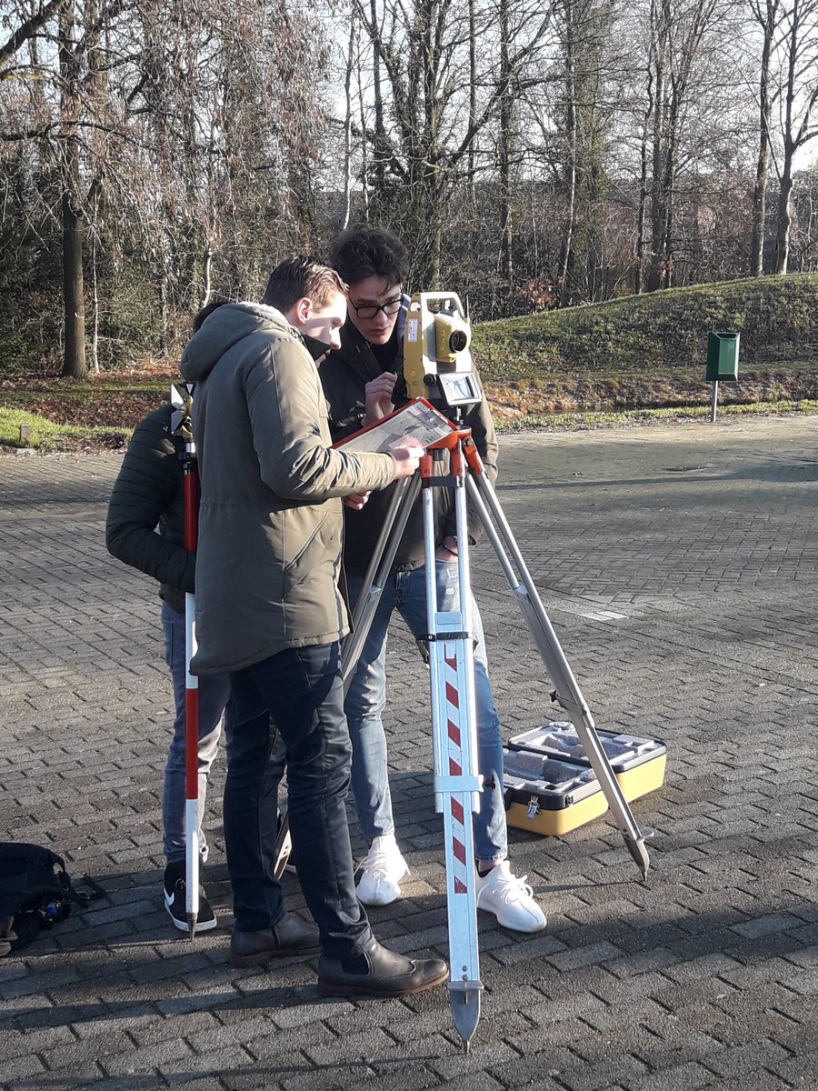 JoostKoks's tweet photo. Themadagje Landmeten voor de 3e jaars watermanagement @HeliconMBOVelp. Oefenen met total stations bij @Hogeschool_VHL en gastles van  @KempkesGeo. #innovaties #buitenbinnenwerk https://t.co/o0CfZqicRm