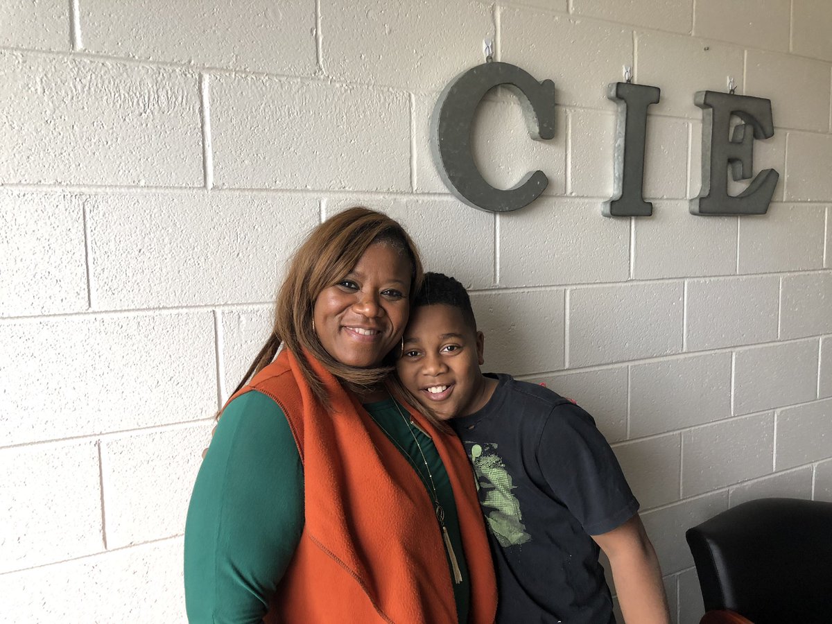 CIE_HCS's tweet photo. Itβs a great day when you get to have lunch with your AP! WIN-WIN #knowingyourwhy #greatstudents #BetterTogetherHenry @TheLeaderinMe https://t.co/UjriLX4WzA
