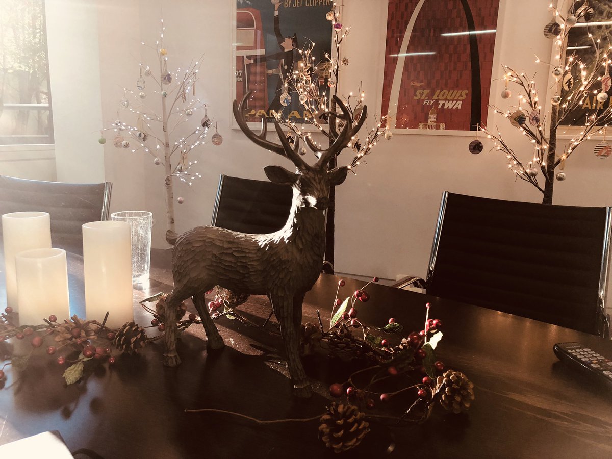 GemmieGemma's tweet image. Loving the festive themed room for my meeting today with @_CTMtravel #London....@HallmarkHotels #xmastreats all delivered! ☃️🎁🎅🏻