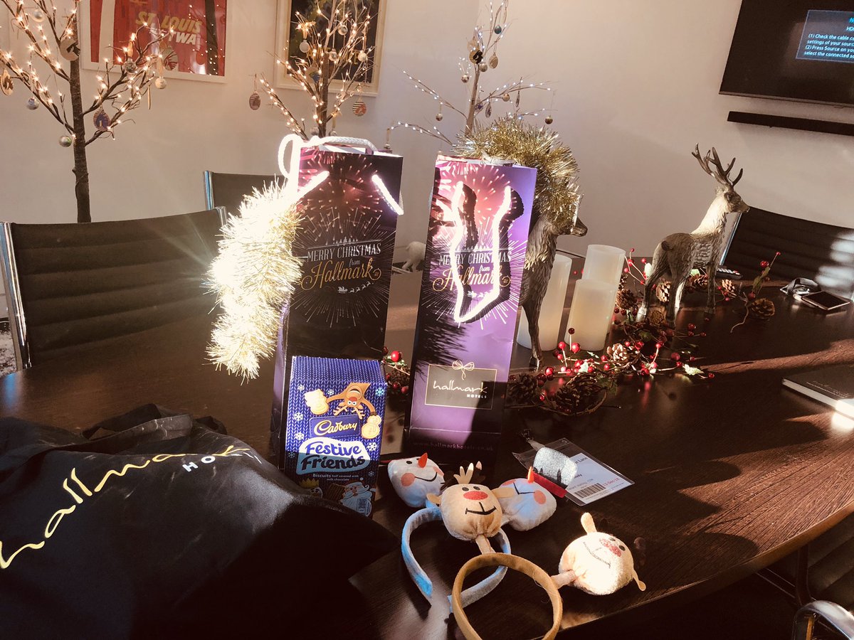 GemmieGemma's tweet image. Loving the festive themed room for my meeting today with @_CTMtravel #London....@HallmarkHotels #xmastreats all delivered! ☃️🎁🎅🏻