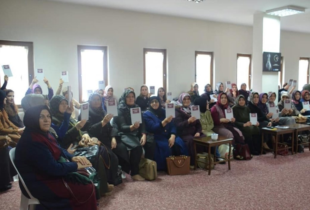 akkadinarge's tweet photo. #okudüşünuygulaneticelendir ilkesinden hareketle #herfırsattaokuyoruz diyen kadın kollarımıza keyifli okumalar dileriz. @selvacam @avhamzadag @hayrunnisaavci https://t.co/eCA7I4oU5A