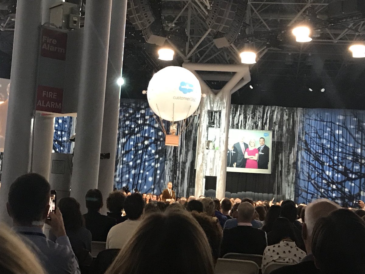 dks_un's tweet photo. #Salesforce #SalesforceTour https://t.co/ZcndPM6wEJ