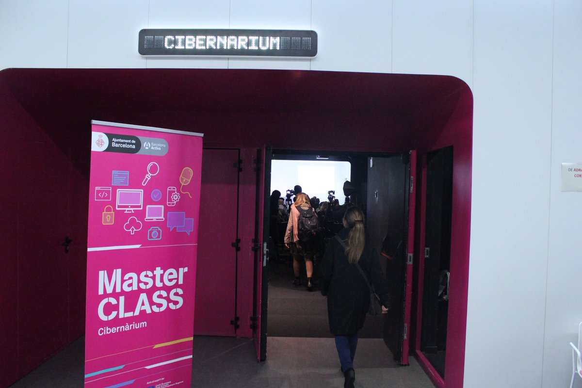 bcn_empreses's tweet image. 📍#EstàPassant
🙌 Parem l’orella! Comença la #MasterclassCibernàrium en què l’antropòleg, expert en Internet i fundador de @RocaSalvatella, @genisroca, abordarà els reptes digitals que han d’afrontar les empreses en l’actualitat, a l’Auditori del #Cibernàrium.