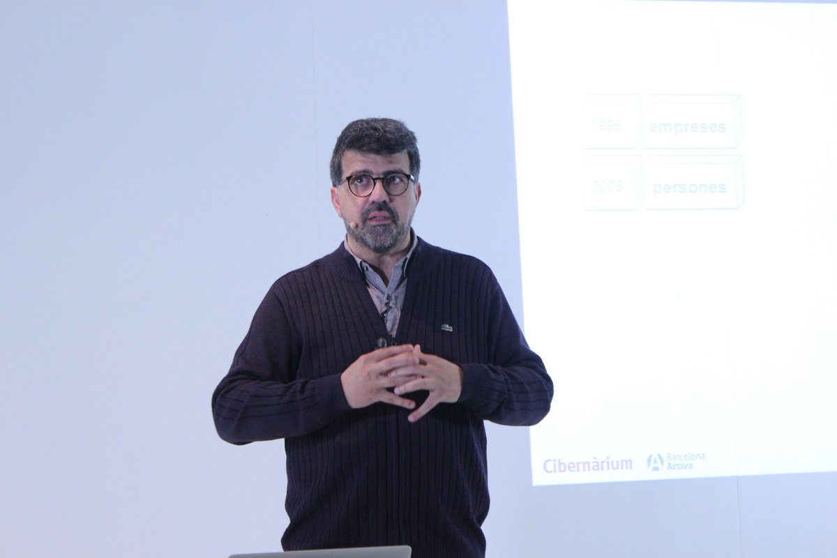 bcn_empreses's tweet image. 📍#EstàPassant
🙌 Parem l’orella! Comença la #MasterclassCibernàrium en què l’antropòleg, expert en Internet i fundador de @RocaSalvatella, @genisroca, abordarà els reptes digitals que han d’afrontar les empreses en l’actualitat, a l’Auditori del #Cibernàrium.