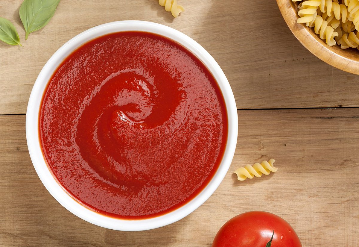 All you need is a piece of bread to dip into our fresh, creamy and thick Organic Strained Tomatoes 😋🍅👉 bit.ly/pomi_us_produc…