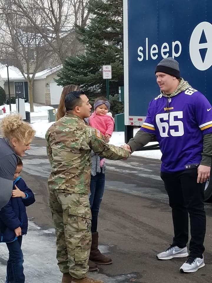 cloud4good's tweet image. @BlueStarFamily, @sleepnumber and @Vikings player @elflein65 teamed up to surprise Blue Star Families members with beds for the whole family, accessories, and signed Vikings jerseys. Learn more about the amazing @BlueStarFamily today! #USMilitary #dogood #sleeptight