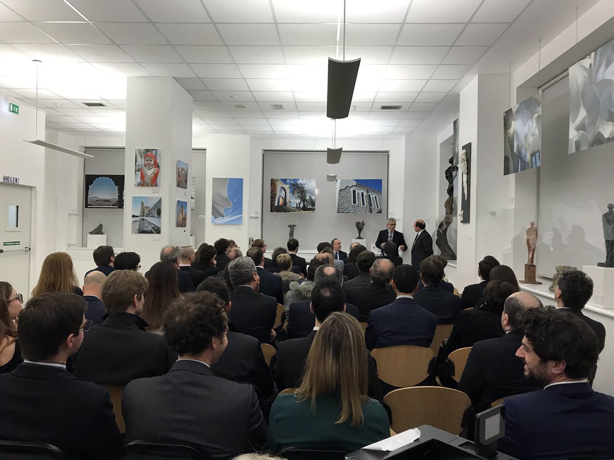 Alfama_goa's tweet photo. Incontro al Consolato d’Italia a Londra con gli avvocati italiani in UK presente David Greene Deputy VP della Law Society of England and Wales  #Londradaybyday https://t.co/KPAUgGftNi