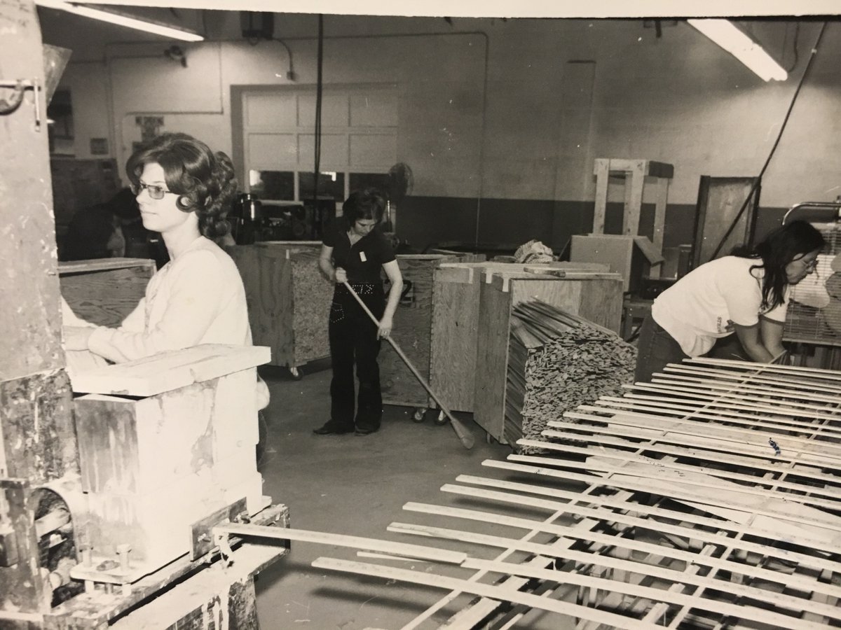 AAkronLine's tweet photo. Here you see our yardsticks leaving the automatic lacquer coater and heading down the drying conveyer belt. #TBT #MadeInUsa #ThrowbackThursday #Throwback #WoodenYardstick #Yardstick https://t.co/J5H7SKUIz1