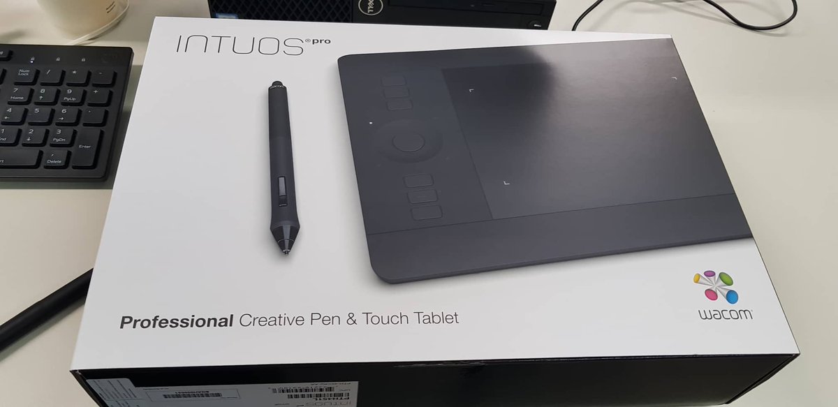 bakudas's tweet photo. Salve clรฃ,
Tou vendendo minha mesa digitalizadora da Wacom, รฉ uma Intous Pro Small. ๐
Super conservada. Caixa, cabos, manuais, kit wifi, tudo certinho naquele esquema bom que todo mundo gosta..
RT dos brodinhos ๐
#wacom #intouspro https://t.co/G0ajoZrRnU
