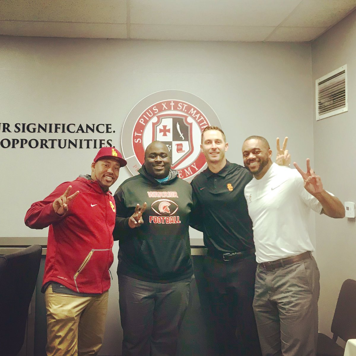 YUNG_GURU_'s tweet photo. Usc pulled up today at Pius X!! #Gavin #CoachKC #CoachKingsbury #USC #FightOn #PiusX #PMA π―π―π―π― connected https://t.co/TXV9bBy5Iw