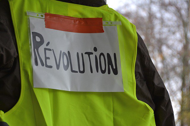 Zadok dacht eerst dat het een grap was, deze recente manier van protesteren, maar ziet het inmiddels als een nieuwe vorm van in opstand komen. #blog #gelehesjes
codexhistoriae.nl/blogs/gele-hes…