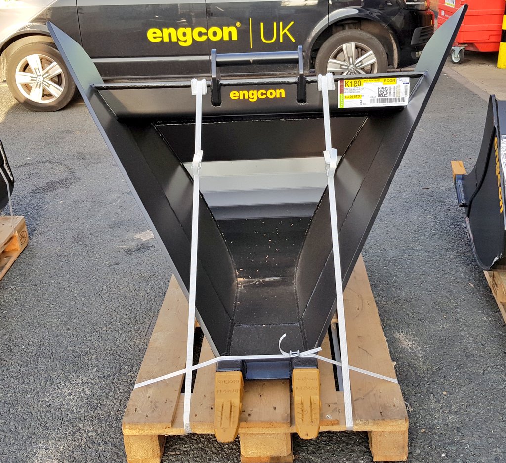 engcon_uk's tweet photo. One of our new series of V buckets that arrived today. Available with teeth or cutting edges. Can also be customised to meet your specific requirements. #engcon #tiltrotator #Vbucket #TheNobleArtofDigging https://t.co/b60u6u0Ml2