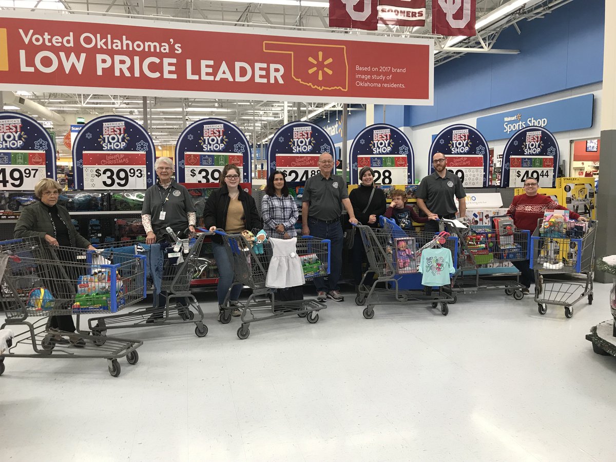 normanokpd's tweet photo. Santa Claus is coming to town! A big thank you to our CPAAN - Citizens Police Academy Alumni of Norman for partnering with us to shop and help provide holiday surprises for several Norman families! #NPDGivesBack #NPDCommunity https://t.co/VgcAf7zE9M