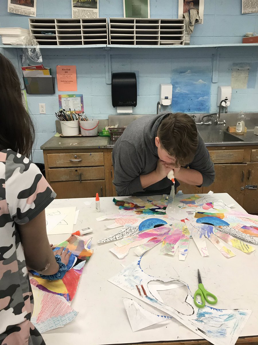 smith25a's tweet photo. 7th grade art class creating abstract animal design. https://t.co/Agnpdx6L8h