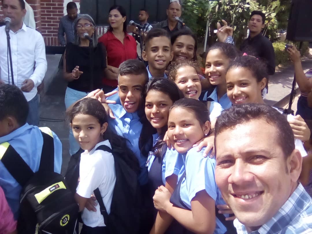 🥁🎤 | Con parrandón y aguinaldos celebramos la navidad en Dirección de Educación del estado Portuguesa <a href="/DeEstadal/">Dirección de Educación Estadal de Portuguesa</a> en medio de sonrisas, alegría, música, nos invade el espritu navideño.
<a href="/NicolasMaduro/">Nicolás Maduro</a> @MPPEDUCACION @psuvaristobulo <a href="/rafaelcalles/">Rafael Calles</a> @PortuguesaPot @JorgePerezVZLA