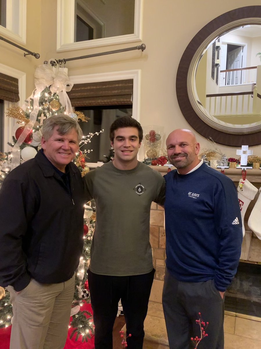 MouissetCalvin's tweet photo. Great home visit yesterday! Thanks Coach Hawk and Coach Tuck for stopping by! https://t.co/QyNaBPYOb7