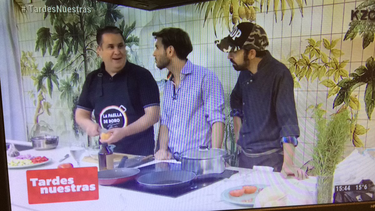 borochef1's tweet photo. Hola a todos!!! Boro sigue cocinando... Ahora mismo en el programa de Nicole Newman... No se lo pierdan x KZO 🇪🇸🇦🇷⁦@telefe⁩ ⁦⁦@LeandroLeunis⁩ ⁦@MAURICIOASTA⁩ #LosRamirezFFF #seguimeytesigo https://t.co/8cXs65wANC