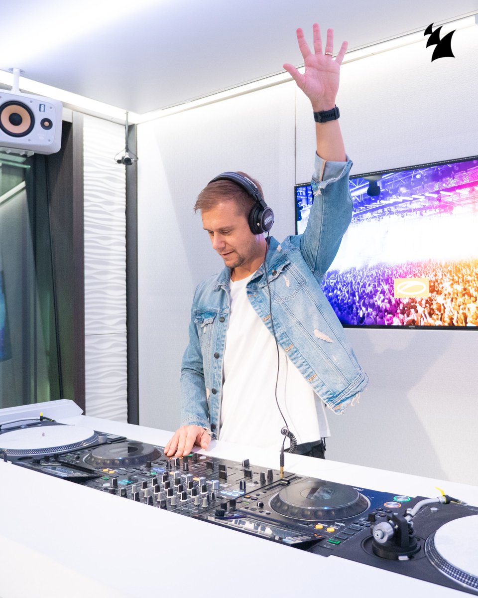 ale_EOK's tweet image. .@arminvanbuuren and @rubenderonde are now live with a new episode of @asot!  Tune in: bit.ly/2Ef6C9D  #WeArmada #ArmadaMusic #ASOT894  youtu.be/4Xq-ROzK_Xs