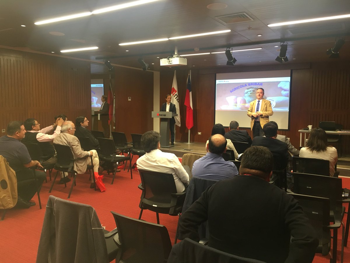 INACAP_AyN's tweet photo. El académico de @INACAPPuente Sergio Barrenechea es presentado por el Asesor de la Escuela de #Administración y #Negocios Yerko Cortés en el I Workshop de #Educación en #Negocios. https://t.co/dIiWKigypG