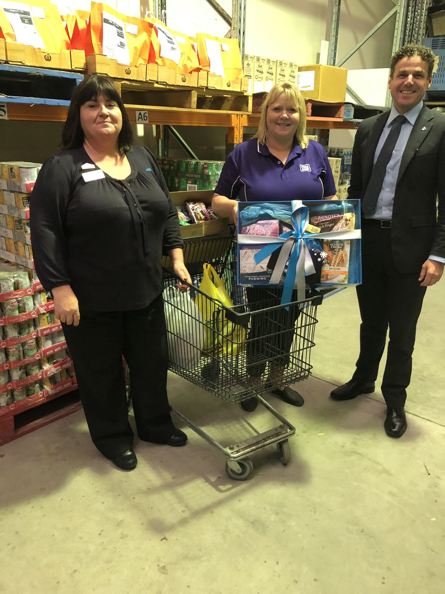 mattforeman1977's tweet photo. A small donation from ANZ Mount Gambier to the wonderful folks at Foodbank.  They need support all year to help out locals in need.  @nobesl1 @cherylwhiteliv1 @wilsonsaAnz @abowlesanz https://t.co/mTMFIRMDts